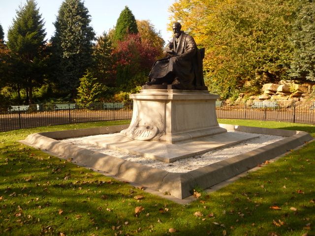 Patung Lord Kelvin di Kelvingrove, Glasgow. Namanya dipakai menjadi satuan suhu karena berhasil menemukan suhu Nol Mutlak. Sumber: geograph.org.uk.