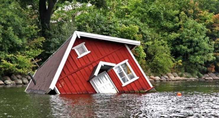 Rumah hanyut saat banjir. (Sumer gambar: restoration1.com) 