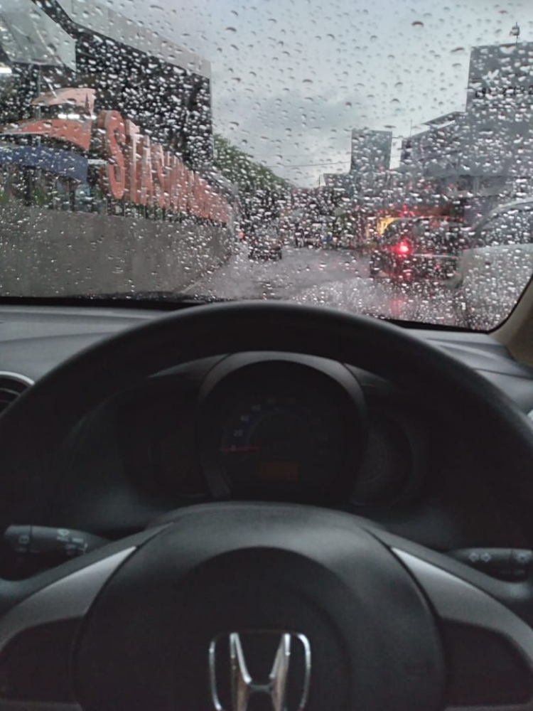 Aku berkendaraan saat hujan. Harus lebih hati-hati terutama bila melewati daerah yang terdampak banjir. | dokpri