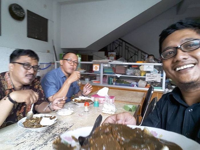 Penulis bersama Ismail Nachu dan Kuncarsono Prasetya.foto:dok kuncarsono