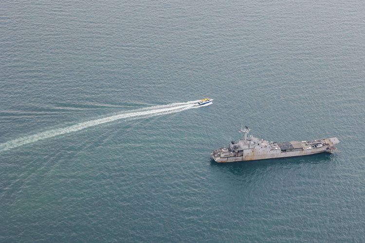 Pantauan udara dari pesawat angkut sedang CN-295 dalam misi pencarian korban dan puing pesawat Sriwijaya Air SJ 182 di atas perairan Kepulauan Seribu, Jakarta, Minggu (10/1/2021). (Foto: KOMPAS.com/GARRY LOTULUNG)