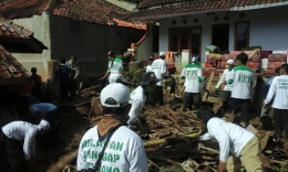 Gambar para relawan FPI ketika turut serta menangani bencana alam | Sumber gambar : www.gelora.co