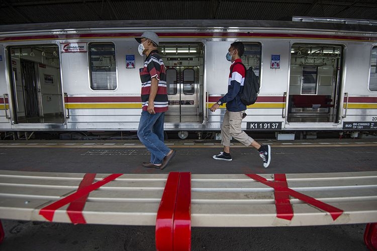 Ilustrasi sejumlah calon penumpang berjalan di peron menuju rangkaian kereta rel listrik (KRL) Commuterline. (ANTARA FOTO/ADITYA PRADANA PUTRA via kompas.com)