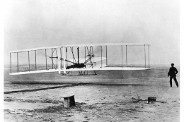 Wright bersaudara melakukan penerbangan pada 17 Desember 1903.(thoughtco)