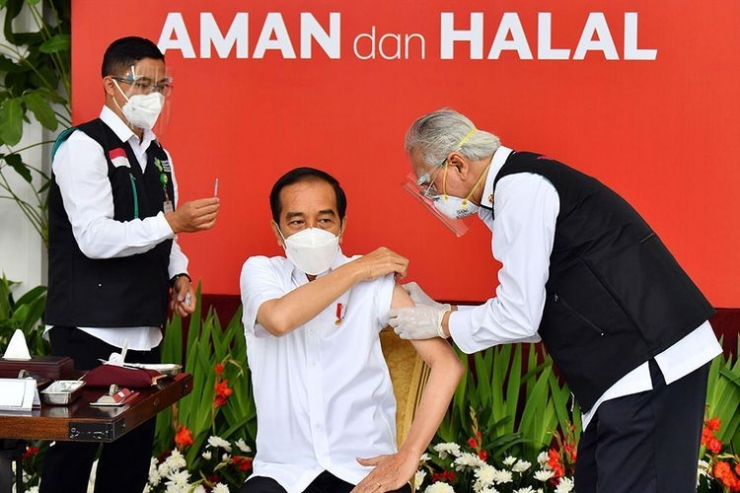 Presiden Jokowi divaksinasi (HO/SETPRES/AGUS SUPARTO via kompas.com)