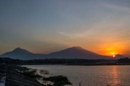 Sunset di Waduk Cengklik, Boyolali yang bersanding dengan Gunung Merapi, Merbabu, dan Telomoyo.(Kompas.com/Anggara Wikan Prasetya)