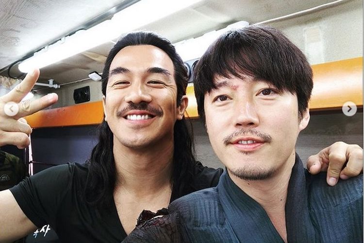Joe Taslim dan Jang Hyuk. Gambar: Instagram/joe_taslim via Kompas