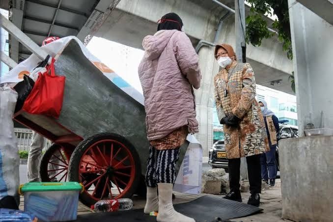 Mensos Tri Rismaharini menemui tunawisma di Jakarta. Gambar: kompas.com