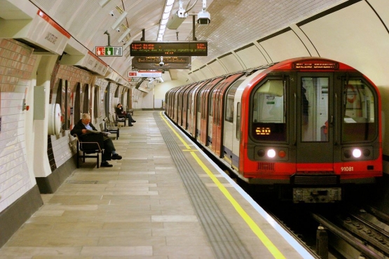 www.en.wikipedia.org | Kereta2 MRT London di tahun 1991 lalu. Entahlah, bagaimana penampakan kereta MRT saat ini.