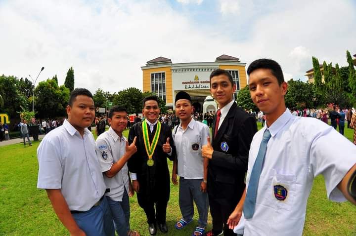 suasana hari kelulusan sekolah penulis bersama teman-teman santri pada 23 April 2016