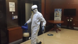 Penyemprotan Disinfektan di Koridor Lift/dokpri