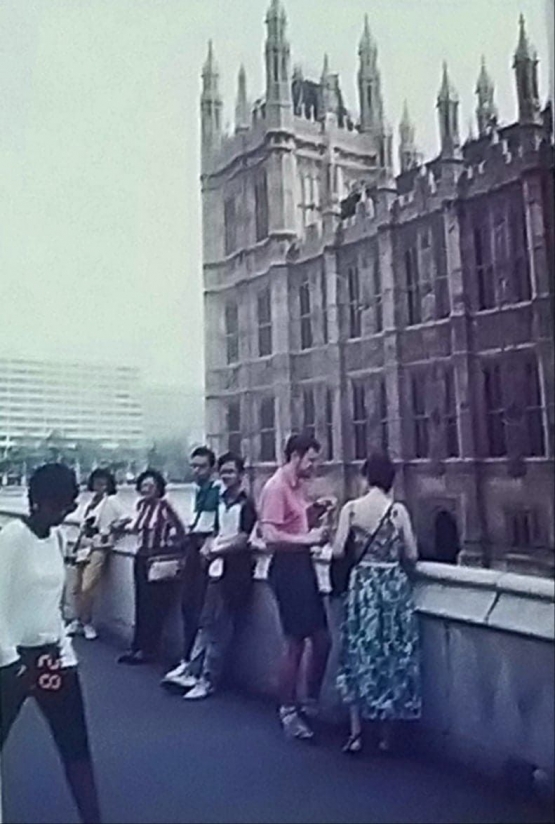 Aku dan keluargaku dengan latar belakang menara Big Ben dan Istana Westminster (Dokpri)