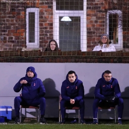 Situasi Benhc pelatih Tottenham dan penonton dibalik tembok stadion. Sumber : Twitter Marine FC