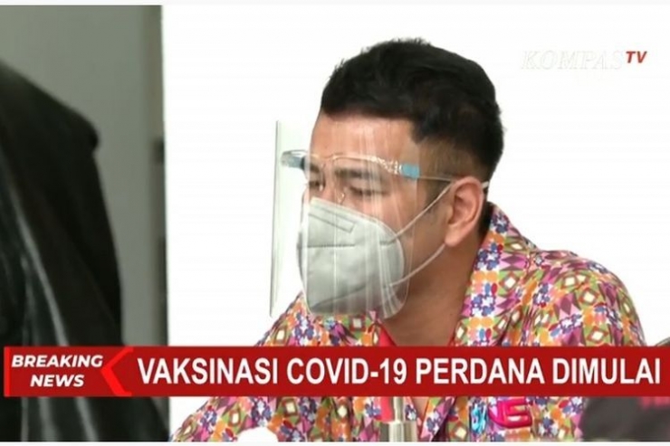 Raffi Ahmad saat menunggu giliran menerima vaksin Covid-19 sesi pertama (Foto: bidik layar Kompas.tv)