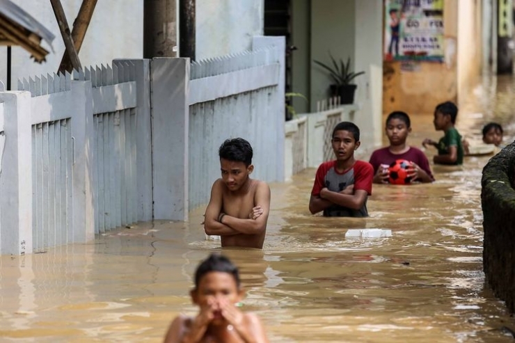 Sungai Ciliwung di sekitar Jalan Raya Kalibata meluap dan menyebabkan banjir yang merendam rumah warga di Kalibata, Jakarta Selatan, Jumat (26/4/2019). Badan Penanggulangan Bencana Daerah DKI Jakarta mencatat ada 17 titik di DKI Jakarta terendam banjir pada Jumat (26/4/2019) pagi akibat luapan Sungai Ciliwung (KOMPAS.com/GARRY LOTULUNG)