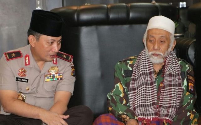 Komjen Listyo Sigit bersama Kyai Khatismatik Abuya Muhtadi saat berbincang-bincang saat jadi Kapolda Banten - Foto: topmedia.co.id