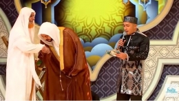 Syekh Ali Jaber dan ayahnya di panggung Hafiz Indonesia RCTI tahun 2020. Sumber screenshot Youtube Hafiz Indonesia.
