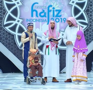 Syekh Ali Jaber bersama Hafizh dan Hafizhah cilik yang memiliki keterbatasan fisik. Sumber screenshot Youtube Hafiz Indoensia.
