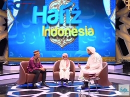 Syekh Ali Jaber bersama Hafizh cilik dari Madinah. Sumber screenshot Youtube Hafiz Indonesia.