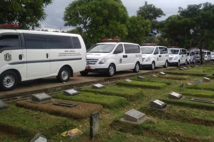 Mobil ambulans mengantre untuk menurunkan jenazah Covid-19 di Taman Pemakaman Umum (TPU) Srengseng Sawah, Jagakarsa, Jakarta Selatan  (12/1/2020)