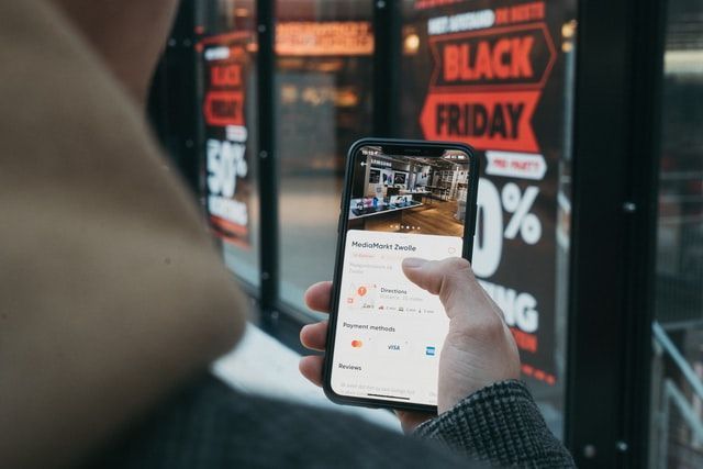 Ilustrasi membeli barang diskon. (Photo by CardMapr on Unsplash)