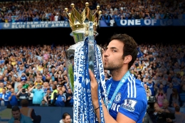 Siapa sih pemain yang tidak ingin mencium trofi? Gambar: Getty Images via Standard.co.uk