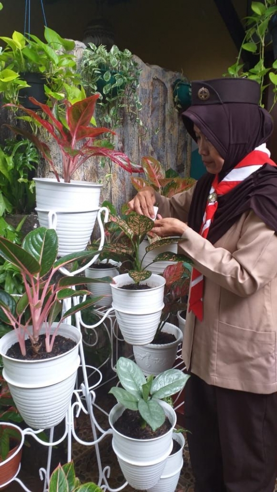Kak Fitri memberikan peragaan merawat tanaman hias. (Foto: Koleksi Humas Kwarnas)