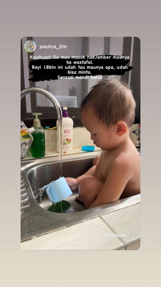 foto caption: Finn penasaran mau masuk tempat cuci piring, kasih aja deh Bund, biar rasa penasarannya hilang dan anak happy | dokpri