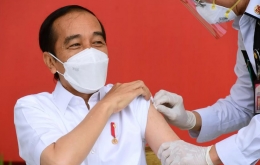 Presiden Joko Widodo mendapat suntikan pertama vaksin Covid-19 pada Rabu (13/1/2021) (foto: Setpres).