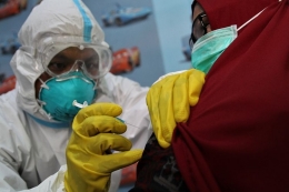 Ilustrasi: Petugas kesehatan menyuntikan vaksin COVID-19 saat simulasi pelayanan vaksinasi di Puskesmas Kemaraya, Kendari, Sulawesi Tenggara, Jumat (18/12/2020). (foto: ANTARA FOTO/JOJON via kompas.com)