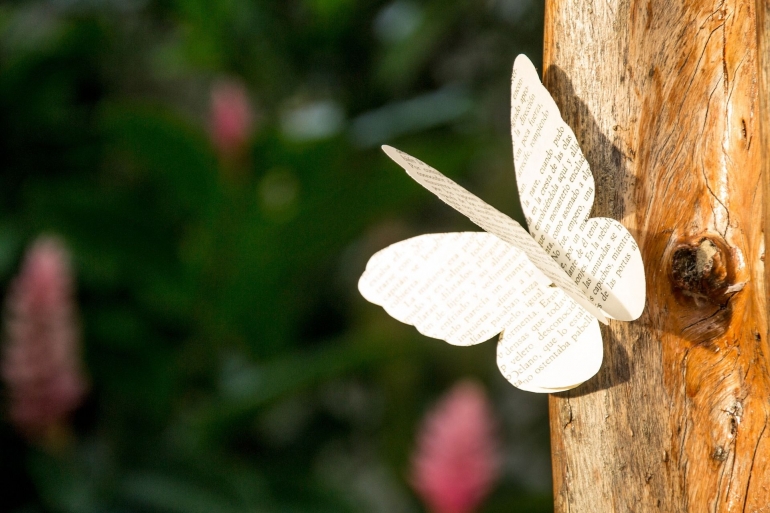 ilustrasi kupu-kupu yang terbuat dari puisi. (sumber: pixabay.com/Idearriba)