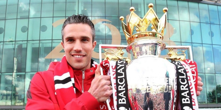 RvP dengan trofi yang ia idamkan. Gambar: Mufclatest.com