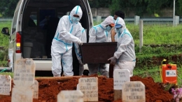 TPU Srengseng Sawah, Jaksel, mulai digunakan untuk pemakaman jenazah pasien covid-19. (Foto: ANTARA FOTO/MUHAMMAD IQBAL) 