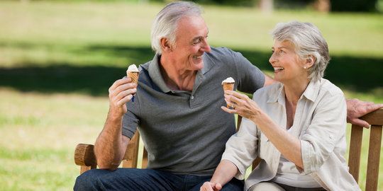 Ilustrasi pasangan yang sudah pensiun dan meikmati hidup bersama (Sumber: www.shutterstock.com)