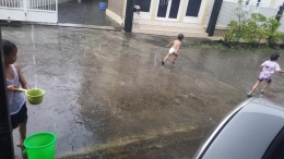 Tanpa takut anak-anak bermain hujan hujanan (Dokpri) 