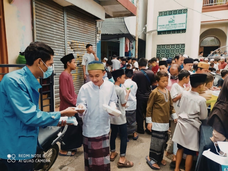 Membagikan masker kepada warga di Jalan Masjid daarul fathim Rt.005 Rw.001 Duri Kosambi, Kec. Cengkareng, Kota Jakarta Barat, DKI Jakarta (Dokpri)