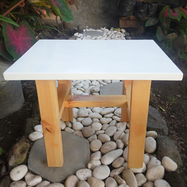 Meja kecil by Geyu Artwork (dokpri)