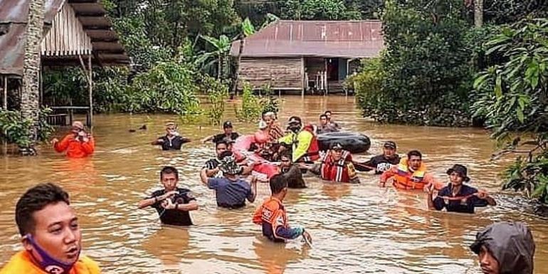 Tim SAR gabungan mengevakuasi warga yang terdampak banjir di Kecamatan Pengaron, Kabupaten Banjar, Kalsel, Selasa (12/1/2021).  (kompas.com)
