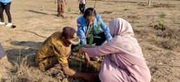 Penanaman bibit pohon alpukat di Desa Bantarjaya, Kecamatan Pebayuran, Kabupaten Bekasi, Jawa Barat, Selasa (29/10). (dokpri)