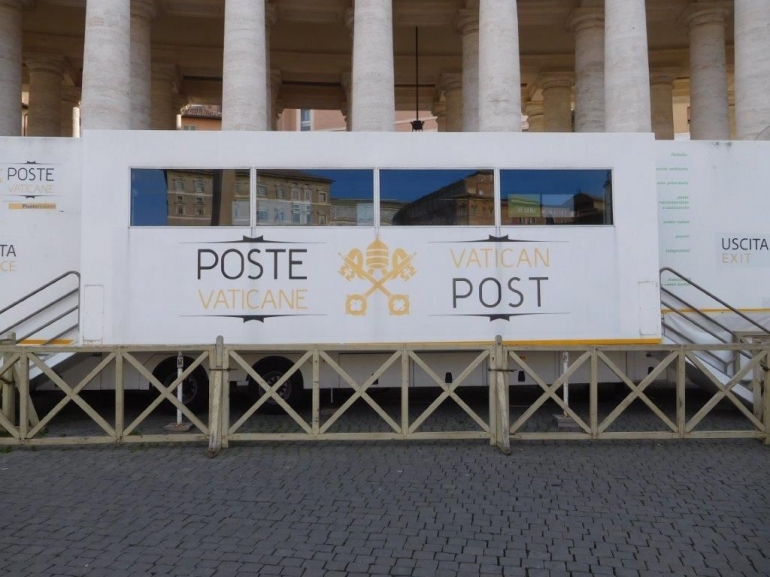 Kantor pos Vatican yang bisa dijumpai di Piazza San Pietro. Selama pandemi tutup dan berpindah ke tempat lain. Sumber: usfi.eu