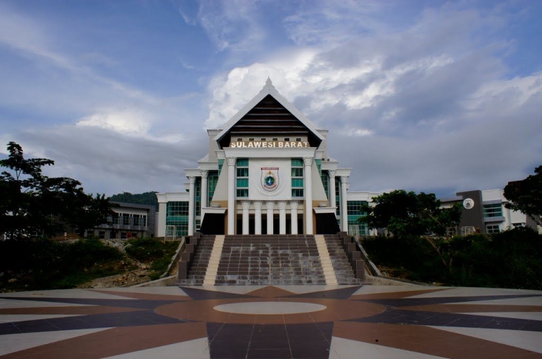 Kantor gubernur sebelum gempa / dok. mapio.net