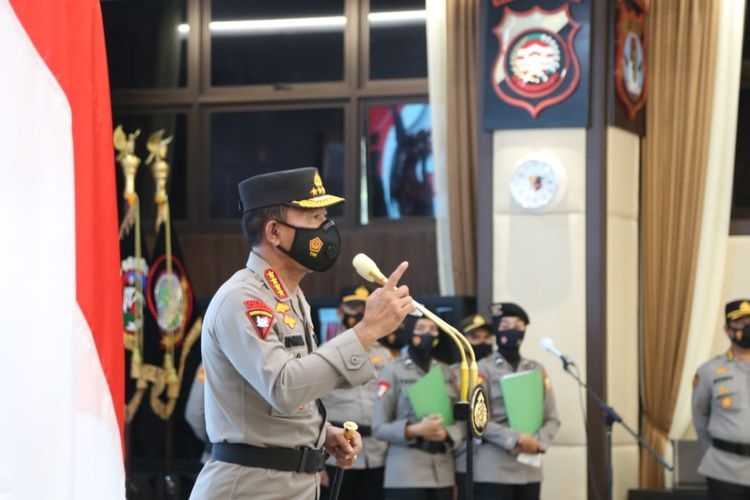 Kapolri Jenderal (Pol) Idham Azis saat memimpin upacara kenaikan pangkat di Mabes Polri, Jakarta Selatan, Jumat (4/12/2020).(Dok. Divisi Humas Polri)