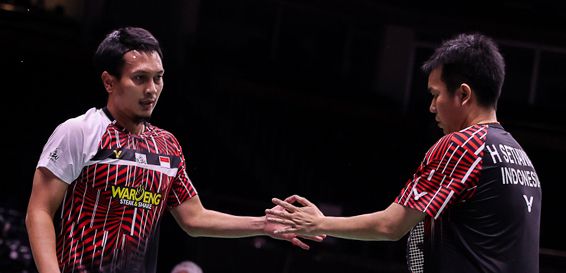 Pasangan ganda putra senior Indonesia, Mohammad Ahsan (kiri) dan Hendra Setiawan lolos ke perempat final Thailand Open 2021. Mereka menyingkirkan pasangan muda dari India/Foto: badmintonindonesia.org, 