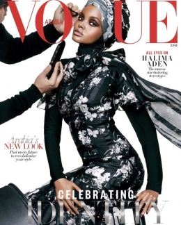 Halima merupakan model ber hijab pertama yang menjadi cover majalah Voque. Photo: Pinterest
