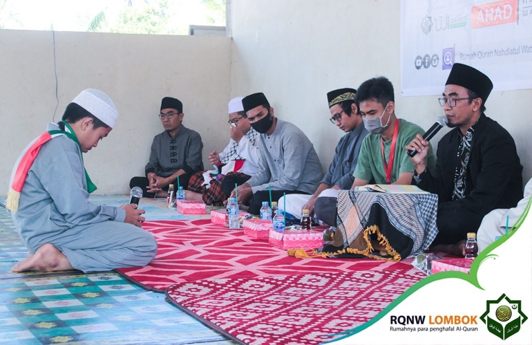 Momen Setoran Hafal Terakhir 30 Juz disimak oleh Mudir RQNW lombok (Ust. Husnul Haetami, QH.)