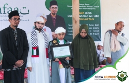 Momen Setoran Hafal Terakhir 30 Juz disimak oleh Mudir RQNW lombok (Ust. Husnul Haetami, QH.)