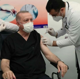 Erdogan disuntik vaksin (dok.AK.Parti)