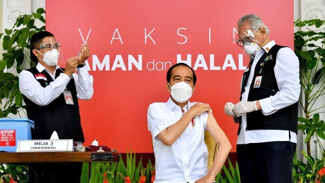 Presiden RI ketujuh Joko Widodo (Jokowi) menjadi penerima vaksin Covid-19 pertama, Rabu (13/1/2021), Sumber: CNN