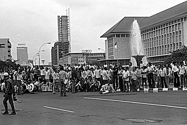 Suasana Malari di Jalan M.H. Thamrin (Foto: nasional.kompas.com)