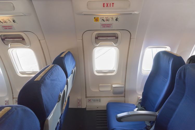 ILUSTRASI - Pintu darurat di pesawat. (sumber: Shutterstock via kompas.com)